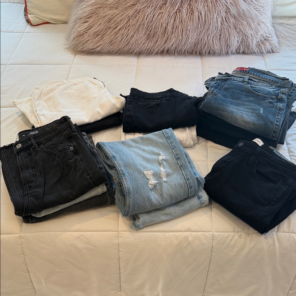 Bundle jeans Women's 5 pounds of random jeans. About 4pairs.Please request info.